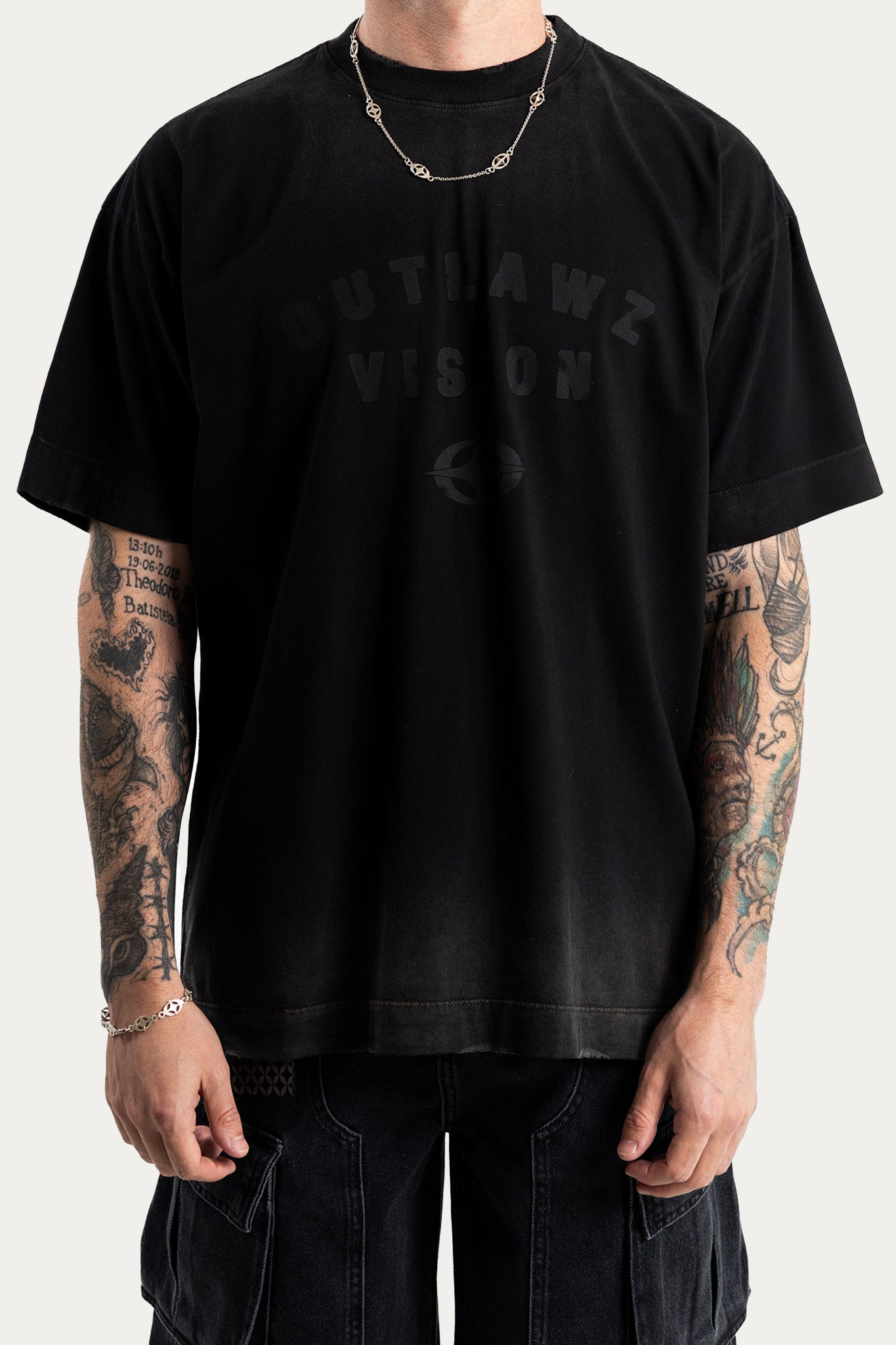 T-SHIRT OVER " OUT 002 " - PRETO