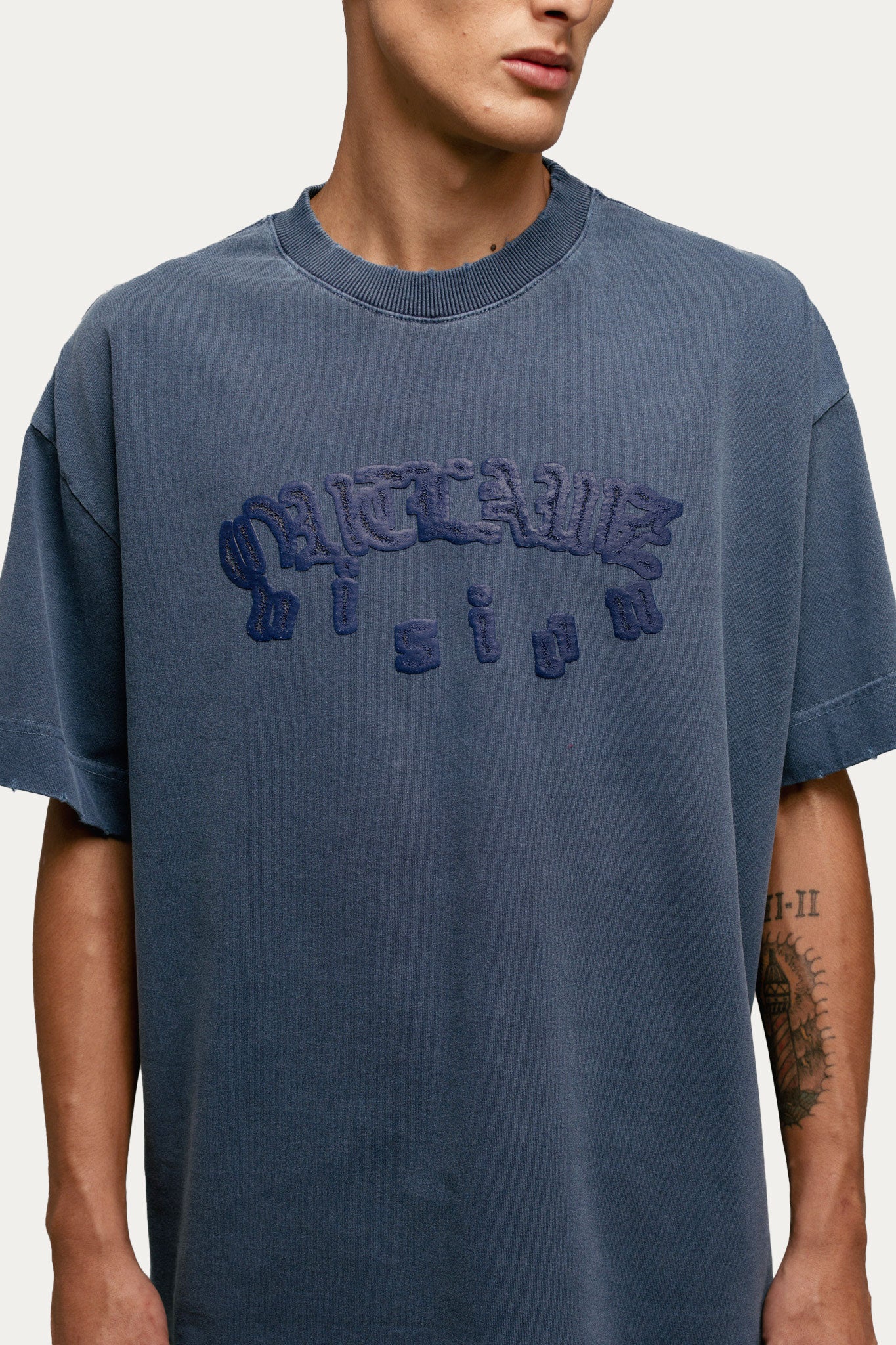 T-shirt Over Boxy "  NAKED " - Azul Marinho Estonado