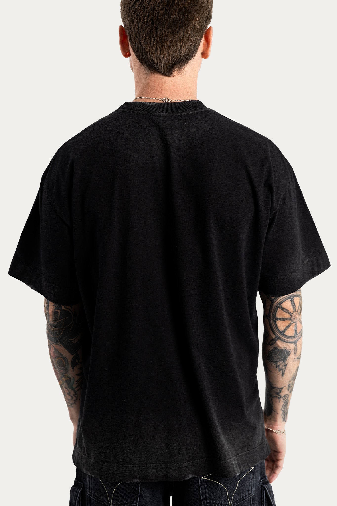 T-SHIRT OVER " OUT 002 " - PRETO