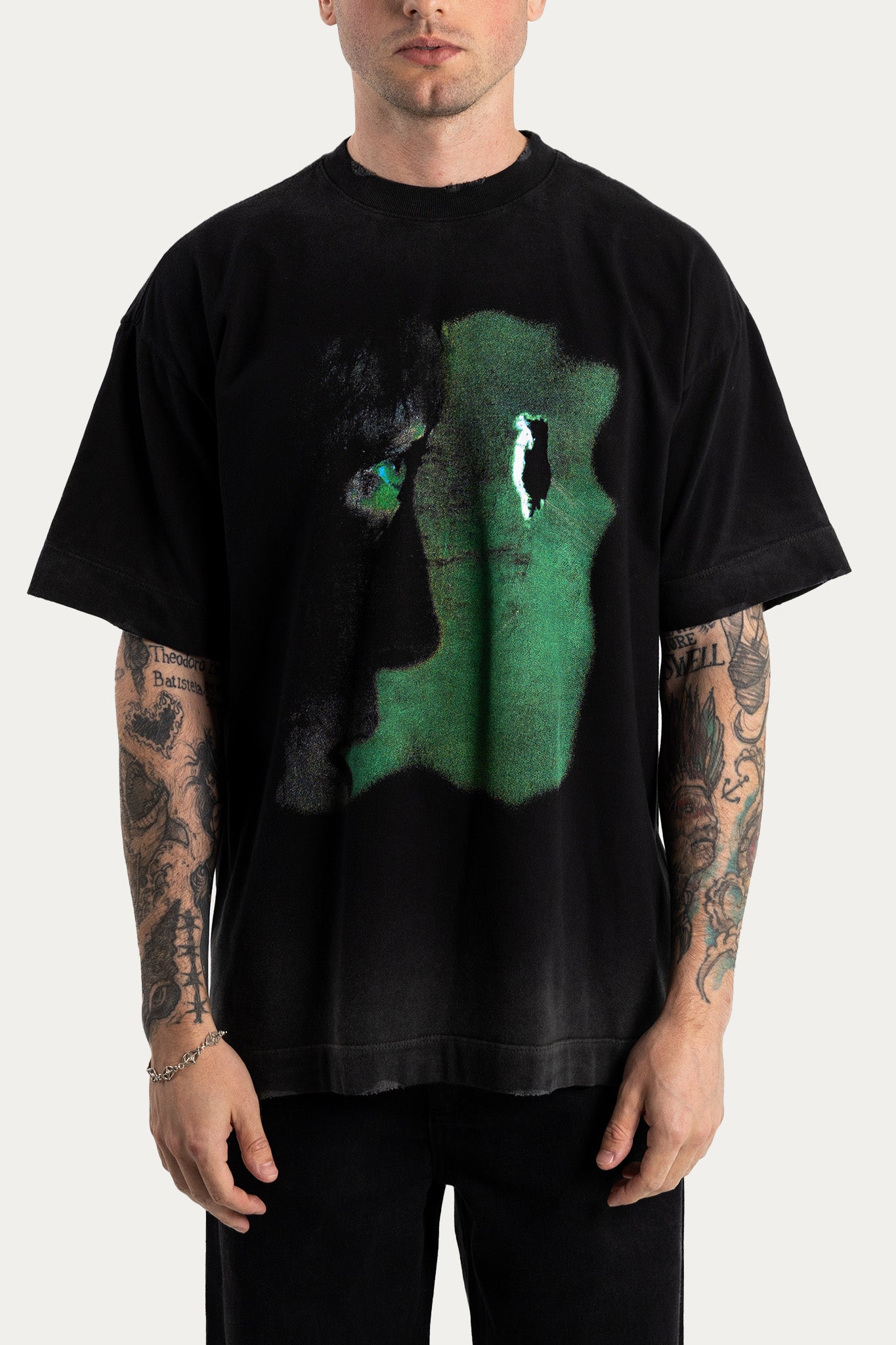 T-SHIRT OVER " CURIOUS " - PRETO