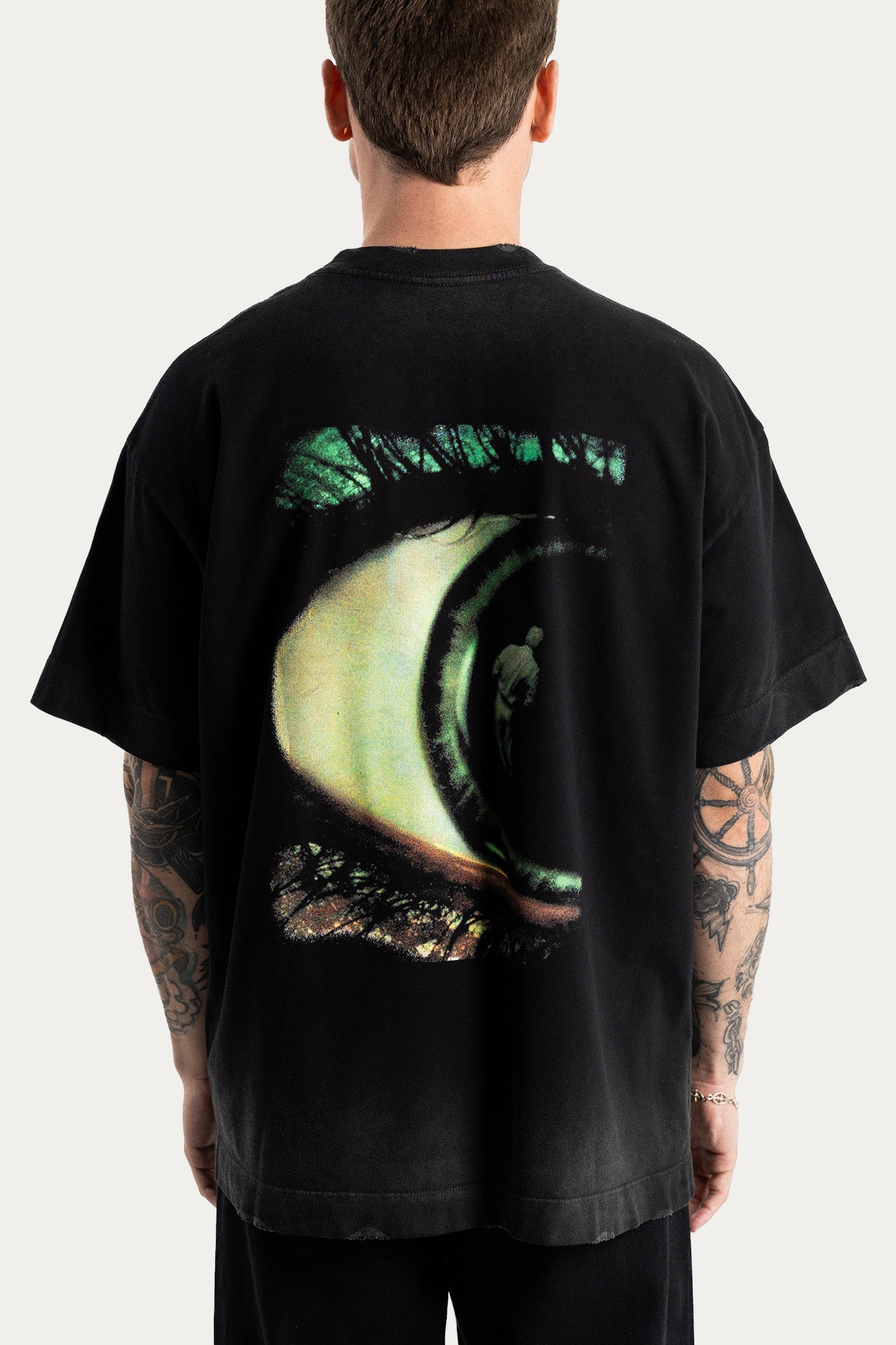 T-SHIRT OVER " CURIOUS " - PRETO