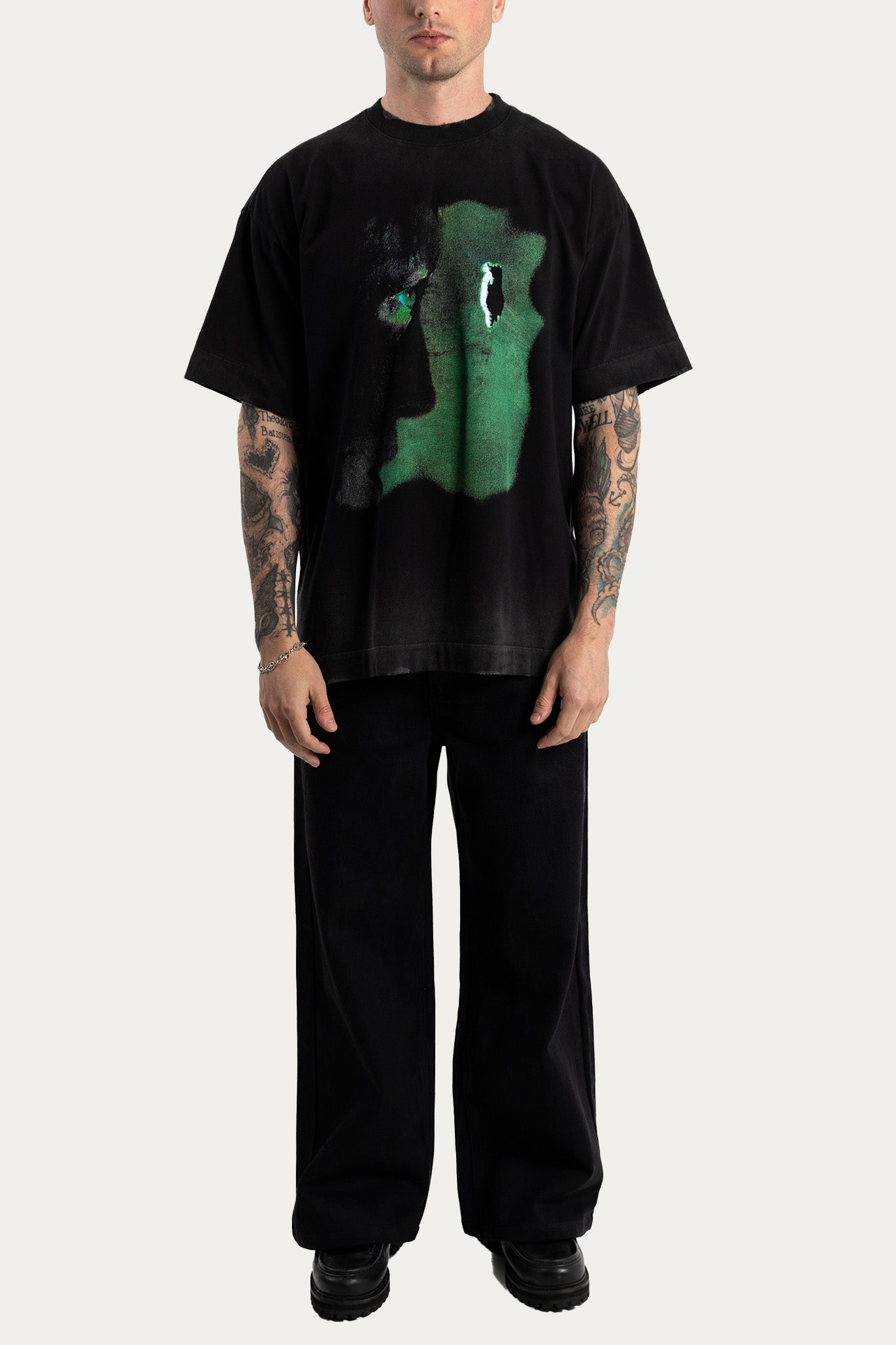 T-SHIRT OVER " CURIOUS " - PRETO