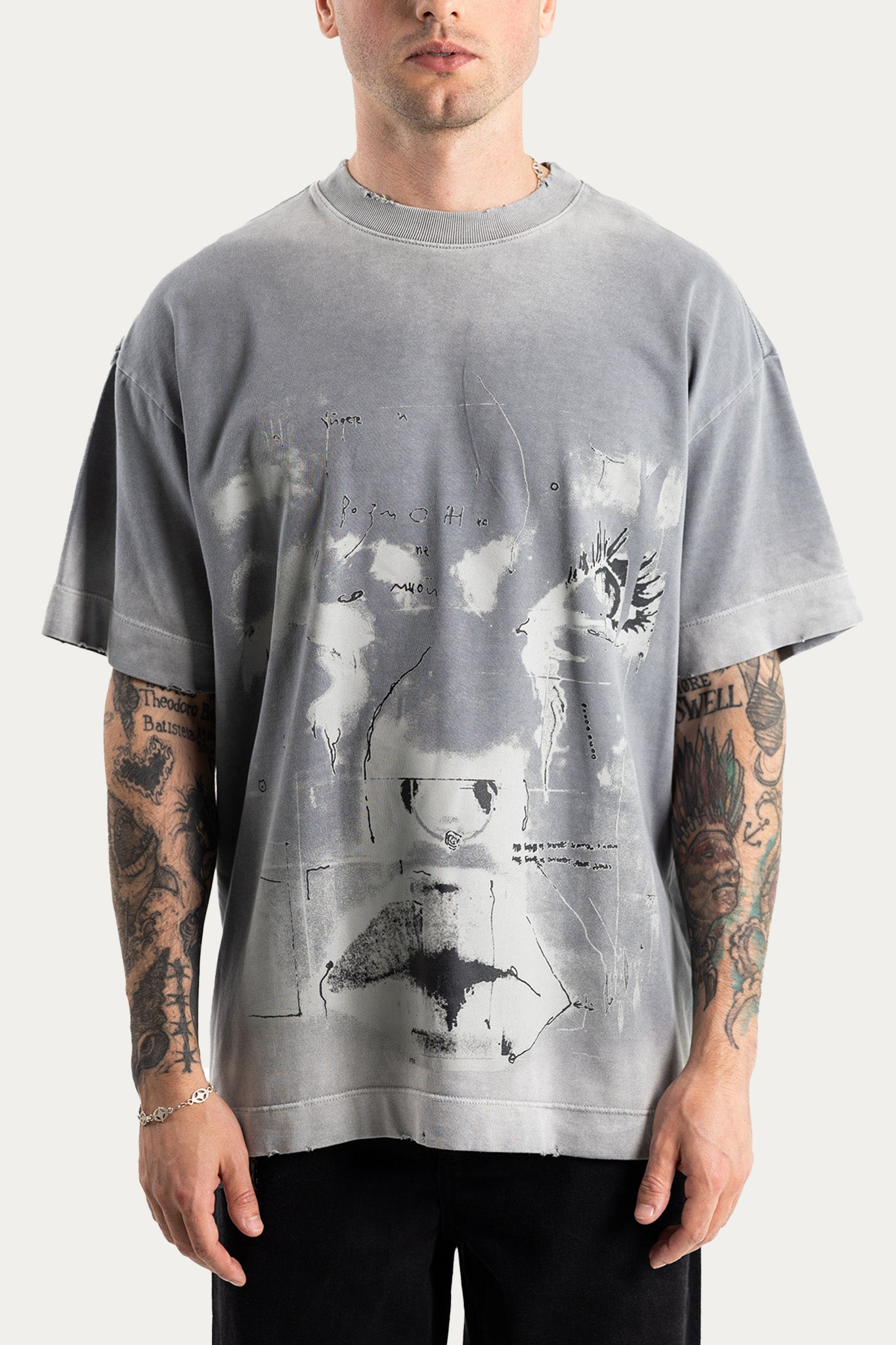 T-SHIRT OVER " SHE " - CINZA