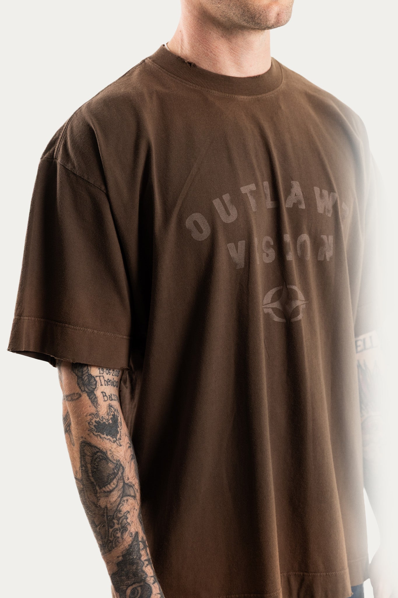 T-SHIRT OVER " OUT 002 " - MARROM