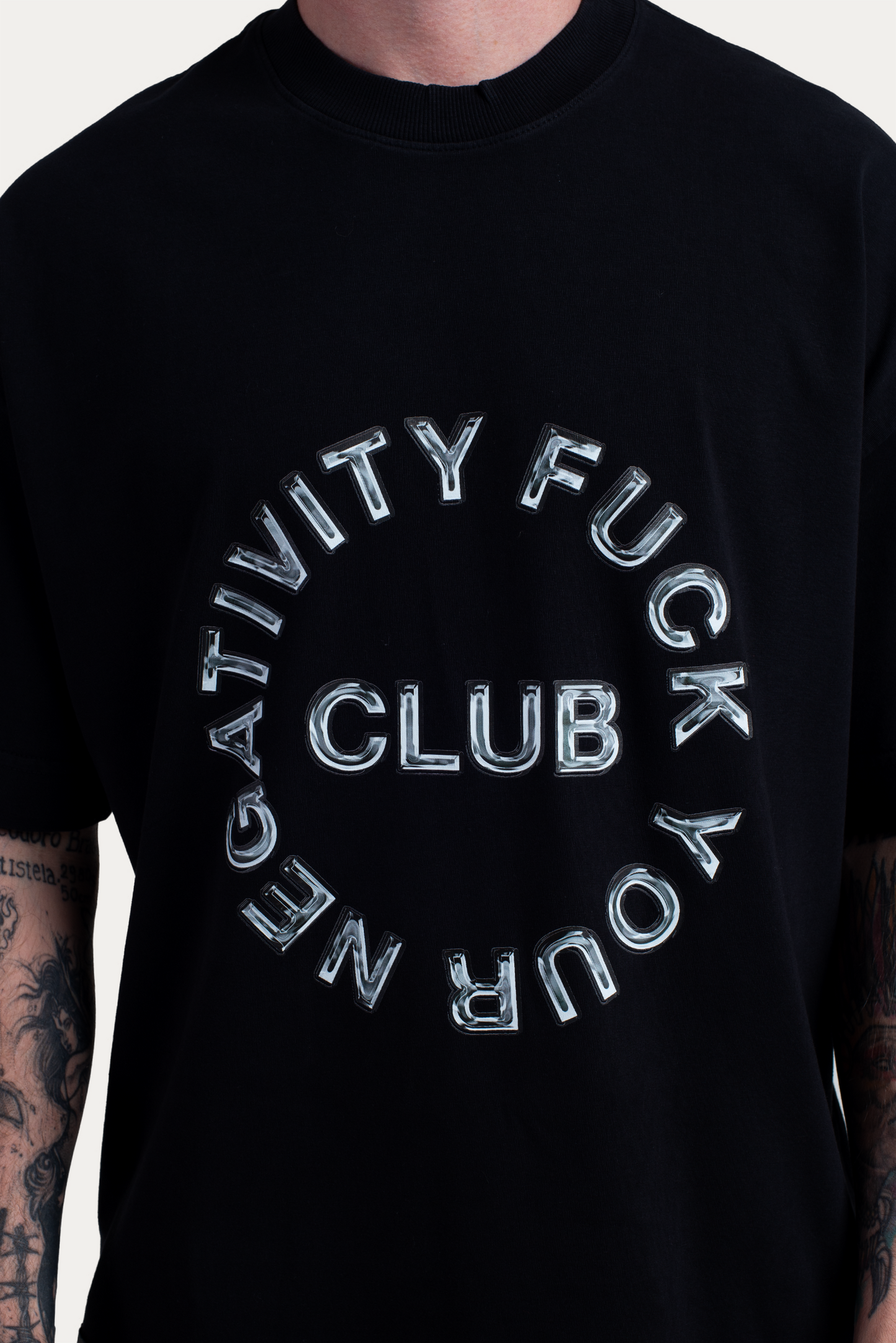 T-Shirt Over Boxy "F.Y.N CHROME" - Preta