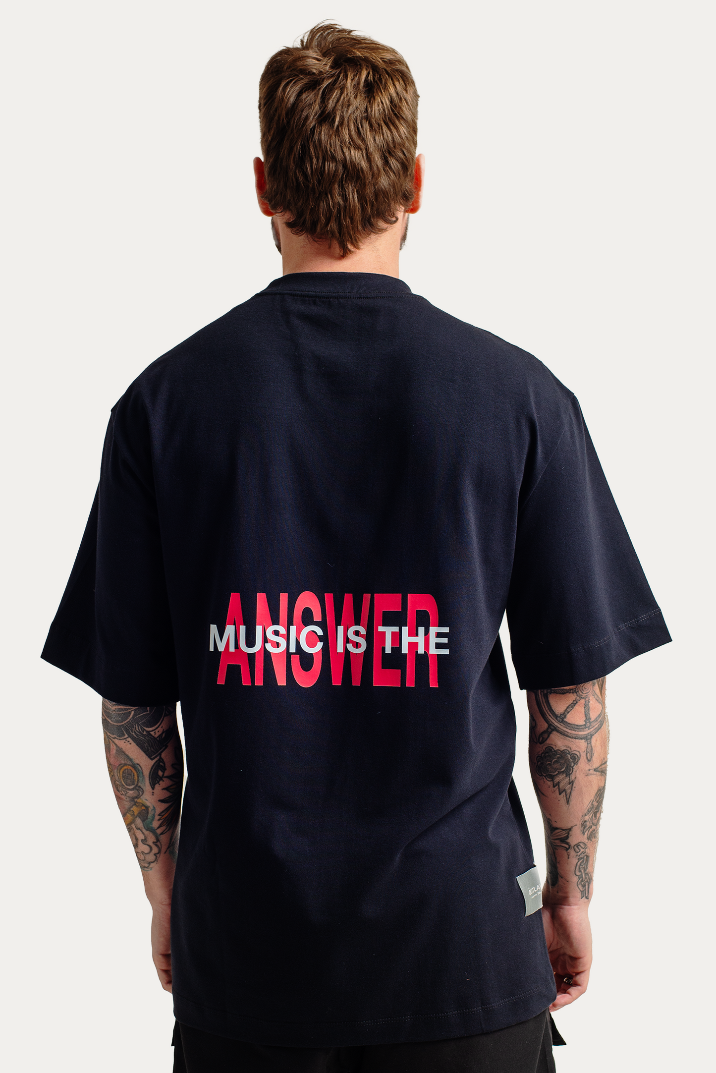 T-Shirt Over "Music Is The Answer" - Preta