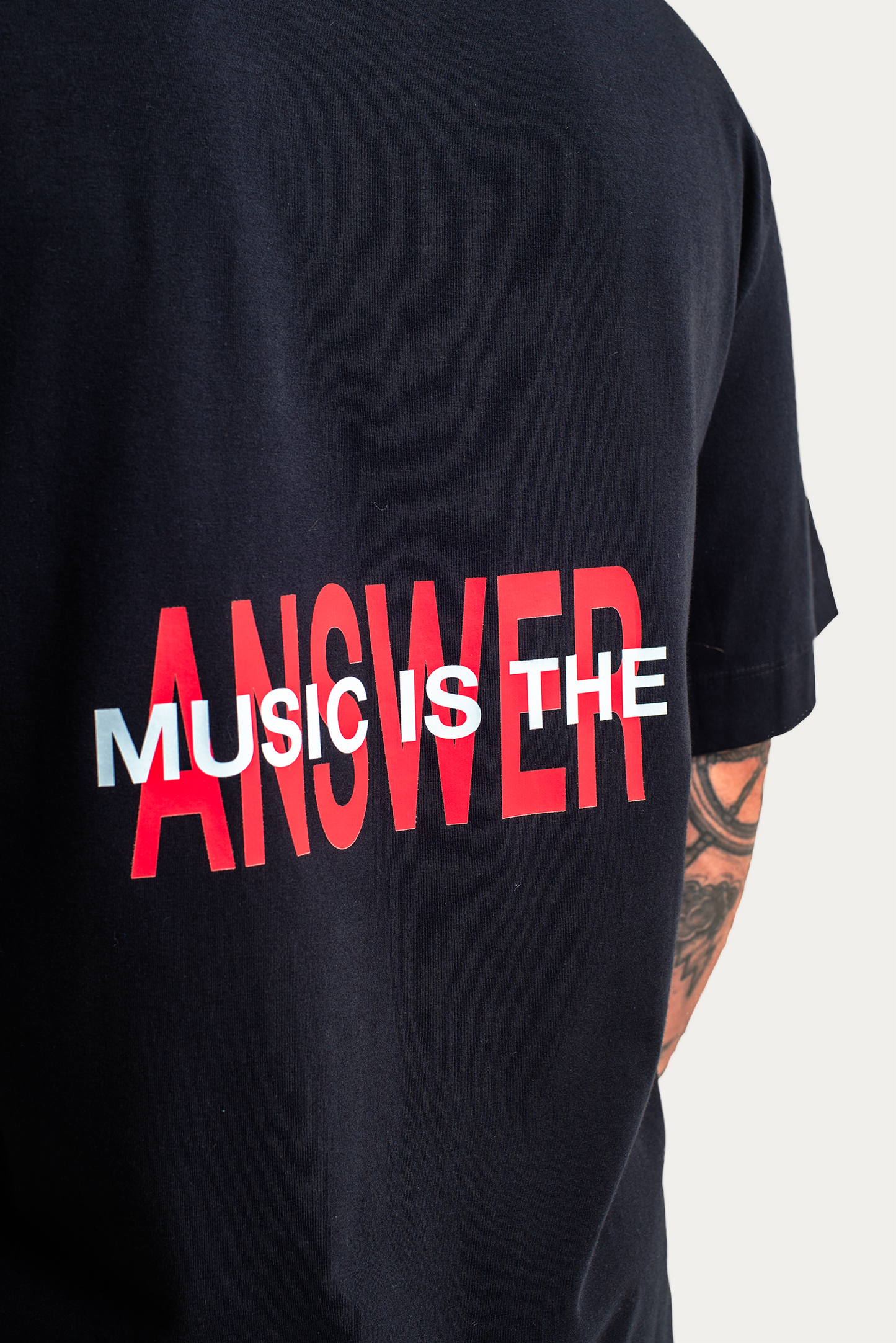 T-Shirt Over "Music Is The Answer" - Preta