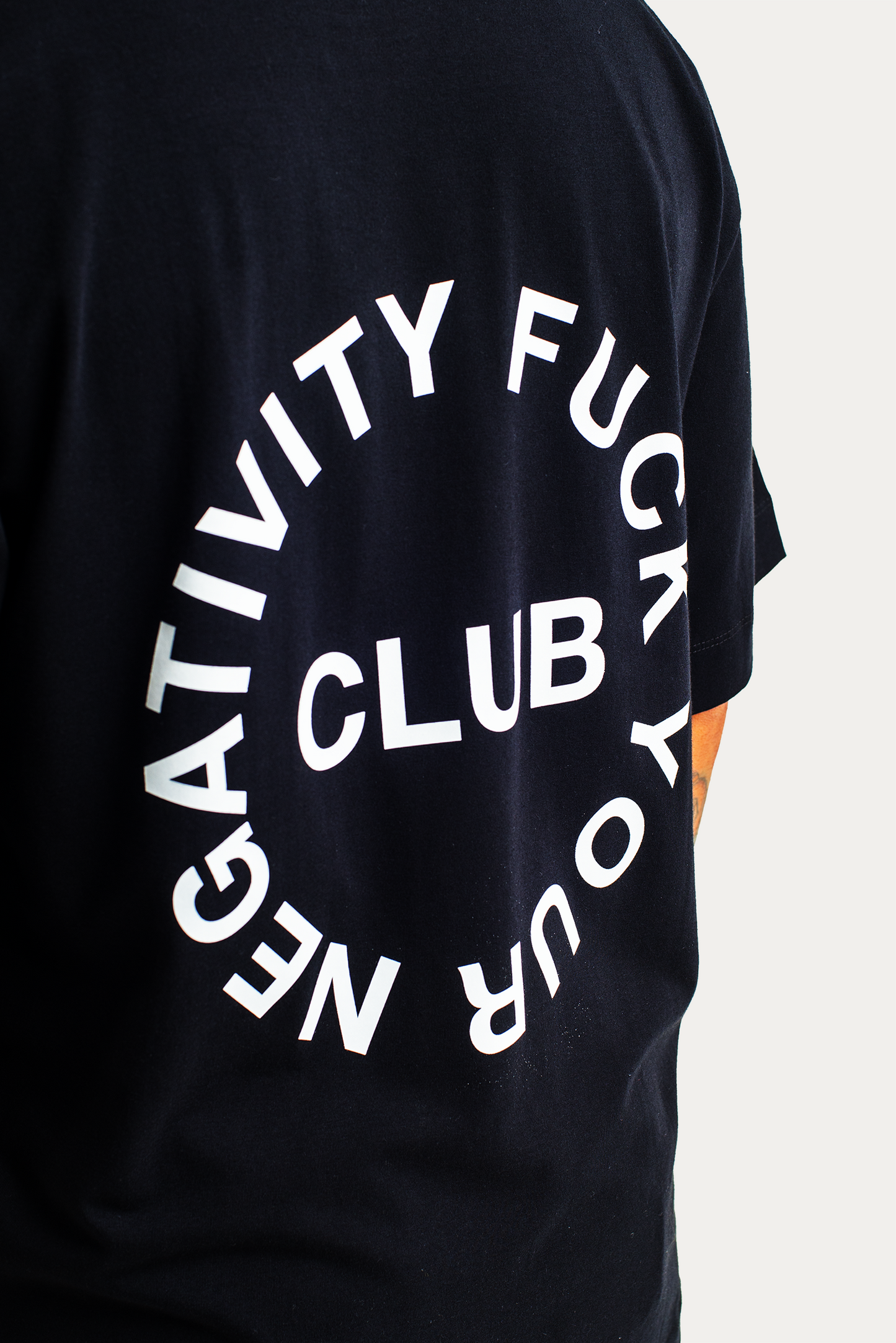 T-Shirt Over "F.Y.N CLUB" - Preta
