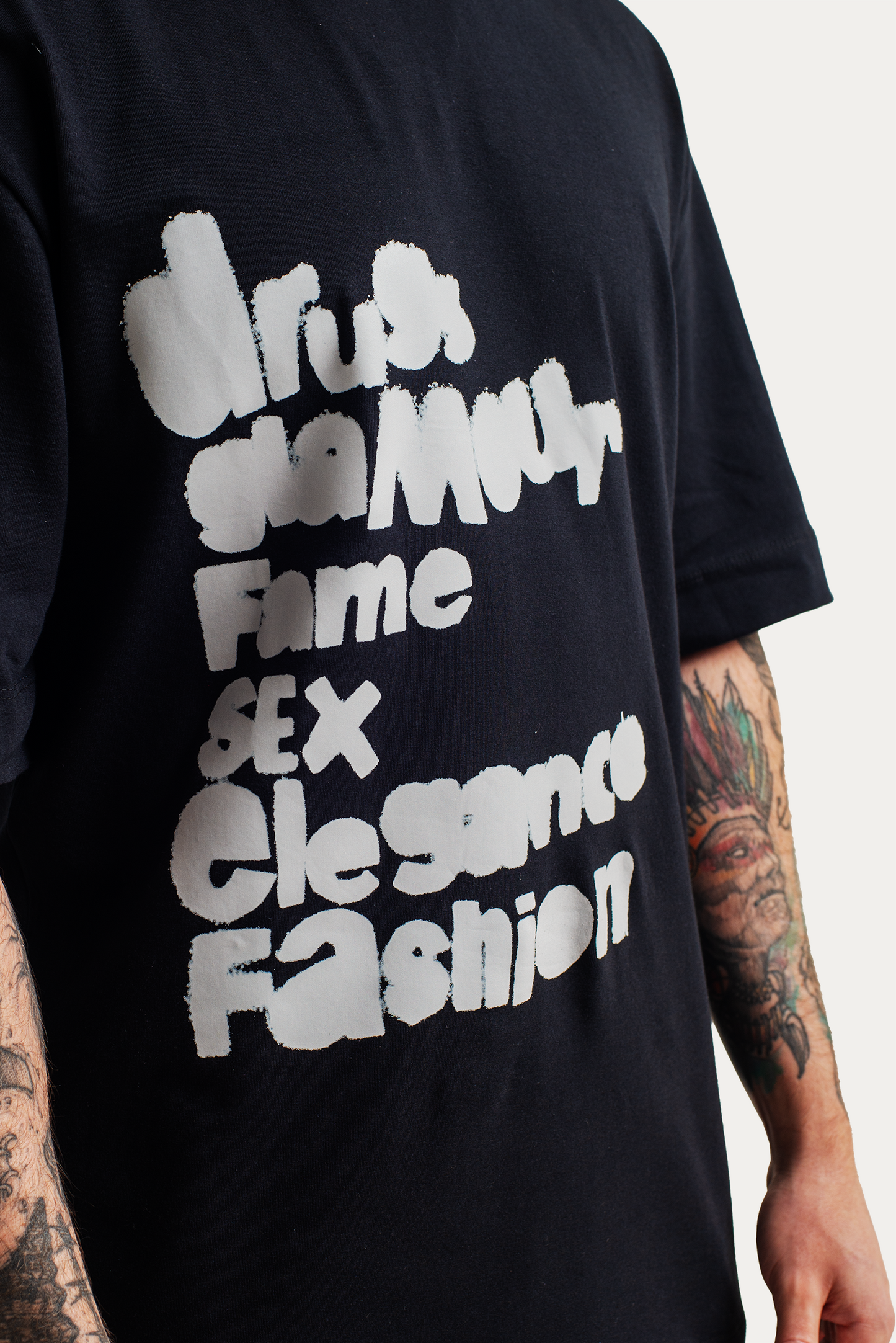 T-Shirt Over "FASHION" - Preta