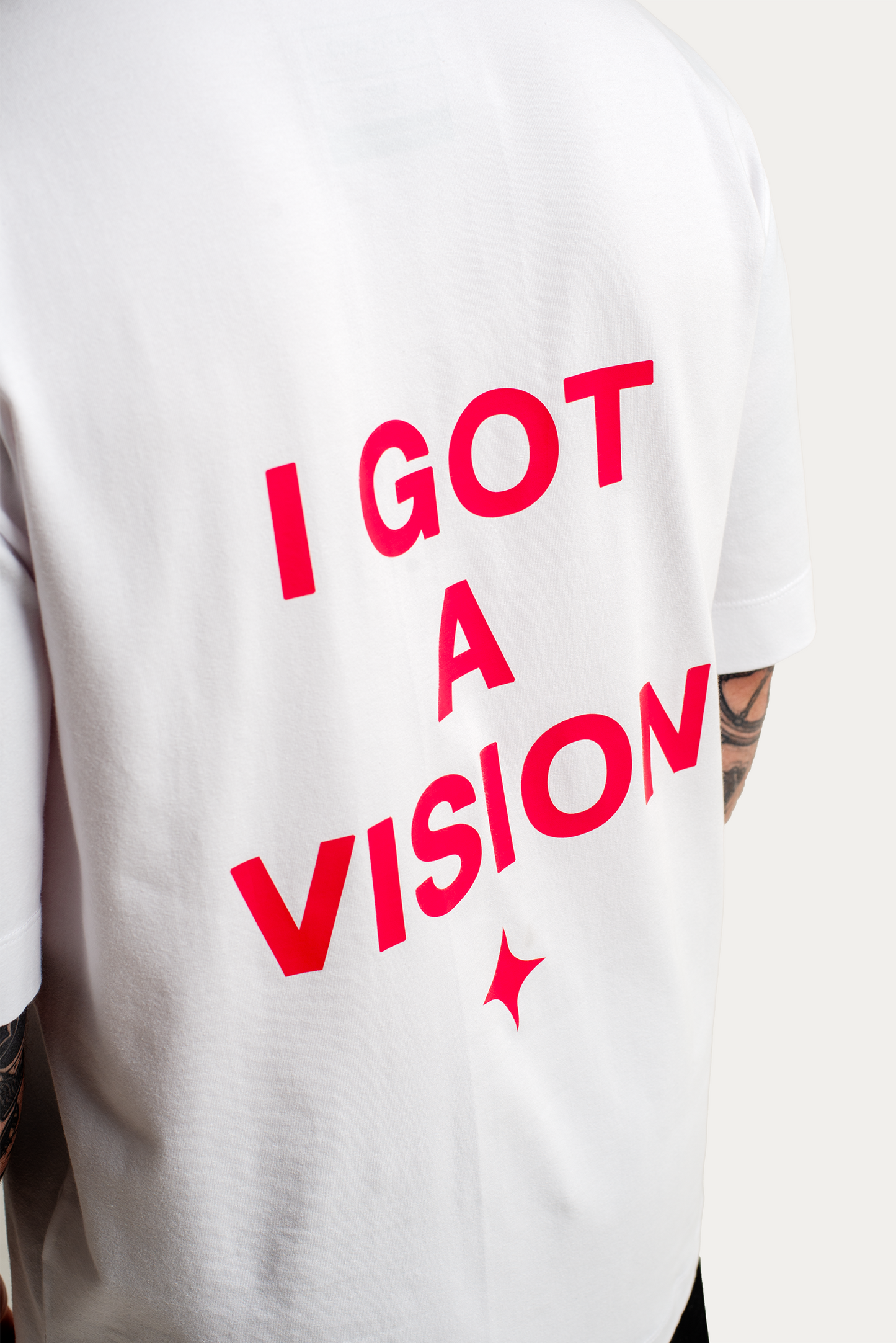 T-Shirt Over "I Got A Vision" - Branca/ Vermelha